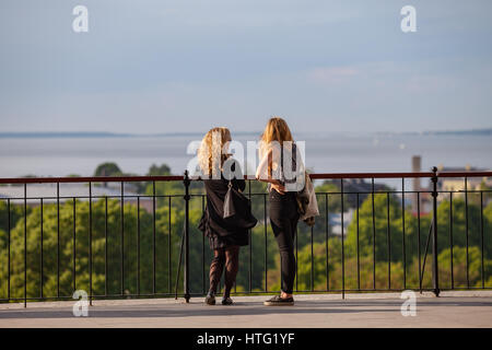 TALLINN, ESTONIE - 02 juin 2016. Deux jeunes femmes profiter de vue sur la ville à partir de la plate-forme d'observation. Jour d'été ensoleillé. Banque D'Images