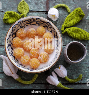 Pour l'alimentation sucrée vietnamienne du Têt, l'accueil fait à la confiture d'ananas balle sur fond de bois, une dégustation traditionnelle pour le nouvel an lunaire au vietnam Banque D'Images