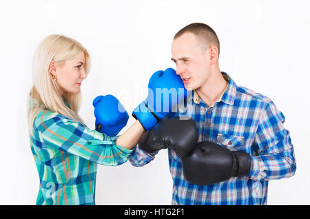 Portrait d'un beau couple drôle de combat expressif sur un fond blanc. Banque D'Images