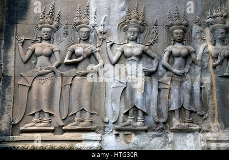 L'Apsara céleste (danseurs) sculptée. Temple d'Angkor Wat. Le Cambodge, l'Asie Banque D'Images