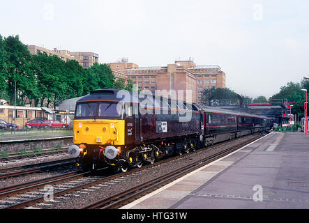 Une classe 47 n° 47798 locomotive works le train royal dans Kensington Olympia le 23 mai 1995. Banque D'Images