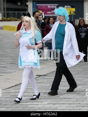 Les gens arrivent à la MCM Comic Con au centre d'exposition de Liverpool. Banque D'Images