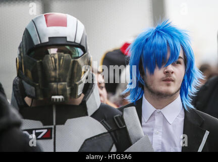 Les gens arrivent à la MCM Comic Con au centre d'exposition de Liverpool. Banque D'Images