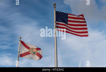 Le drapeau de l'état de Floride et le drapeau américain (le démarre et bandes) à côté d'eux, contre un ciel bleu, les étés Banque D'Images