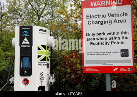Un ecotricity zone de chargement des véhicules électriques dans une station-service Banque D'Images