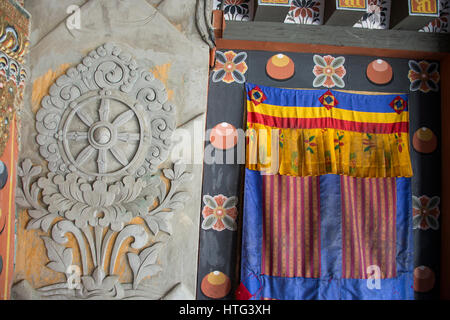 Le Bhoutan, Thimphu. Tashichhoedzong (aka Tashichho Dzong) monastère bouddhiste et forteresse qui abrite aujourd'hui le gouvernement civil. Détail de l'ornate Bhu Banque D'Images