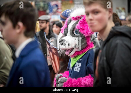 Personnes visitent le MCM Comic Con au centre d'exposition de Liverpool. Banque D'Images