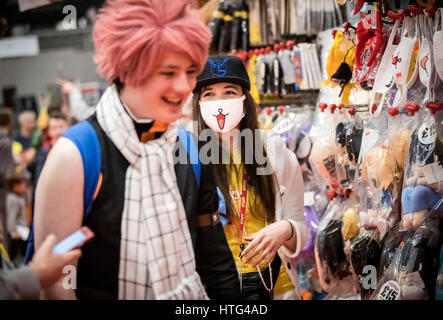 Toutes les personnes se bloque pendant le MCM Comic Con au centre d'exposition de Liverpool. Banque D'Images