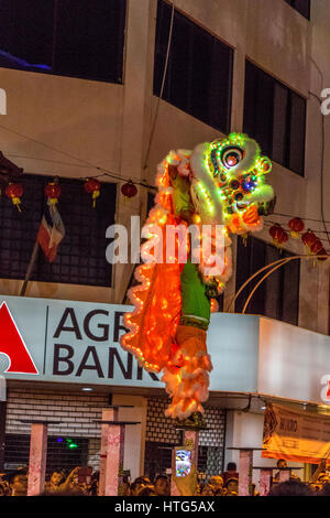 Danse du lion effectué de nuit pendant les célébrations du Nouvel An chinois à Kota Kinabalu Sabah en Malaisie. Banque D'Images