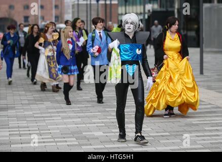 PABEST Les gens arrivent à la MCM Comic Con au centre d'exposition de Liverpool. Banque D'Images