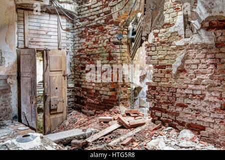 Intérieur de l'ancien bâtiment en ruine, abandonné et, République Tchèque Banque D'Images