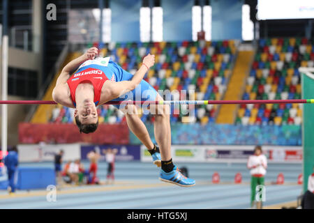 ISTANBUL, TURQUIE - 12 février 2017 : Athlète Noah Luca Matacun pendant le saut élevé Indoor Championships Junior des Balkans Banque D'Images