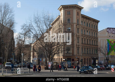 Un 19e 100. Maison d'habitation à la Kottbusser Brücke du centre-ville Kreuzberg à Berlin Banque D'Images