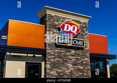 Indianapolis - Circa Octobre 2016 : Fast Food Retail Dairy Queen Emplacement. DQ est une filiale de Berkshire Hathaway IV Banque D'Images