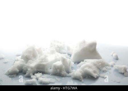 Morceaux de nettoyer la neige fondante, macro. Arrière-plan de neige ou libre Banque D'Images