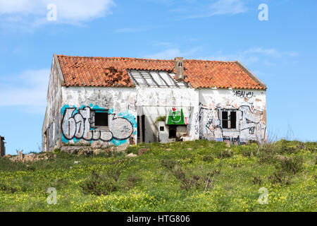 Des graffitis sur des bâtiments abandonnés, Algarve, Portugal Banque D'Images