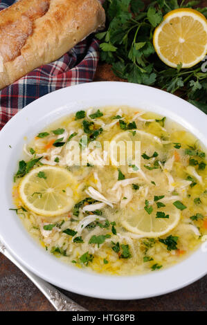 Avgolemono grec, soupe au poulet avec une sauce au citron et l'oeuf, l'orzo et feuilles de persil frais Banque D'Images