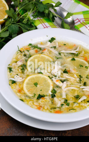 Avgolemono grec, soupe au poulet avec une sauce au citron et l'oeuf, l'orzo et feuilles de persil frais Banque D'Images