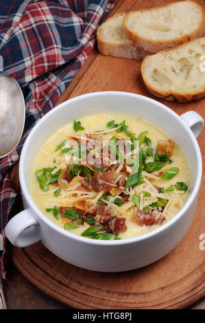 Soupe de pommes de terre au four chargé crémeuse au bacon et fromage, oignons verts Banque D'Images