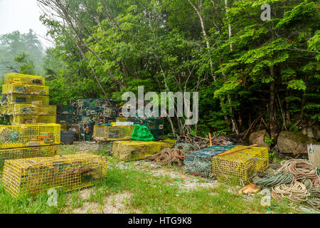 Les casiers à homards attendent leur prochain voyage sous la mer sur la péninsule de Schoodic. Banque D'Images