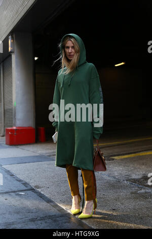 New York, 10 mai 2017 vu l'extérieur Adi Heiman Kalvin Klein afficher Ny fashion week 17-18 FW RTW Femme. Banque D'Images