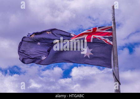 Voletant Drapeau australien avec fond de ciel bleu dans l'Éolien Banque D'Images