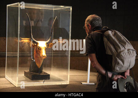 Visiteur au Musée de Louxor à admirer la tête de la déesse Hathor, montré comme une vache Banque D'Images