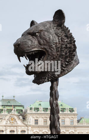 Tiger. Cercle des animaux du zodiaque (chefs) par l'artiste contemporain chinois Ai Weiwei (2010) sur l'affichage dans les jardins du Belvédère à Vienne, Autriche. Banque D'Images