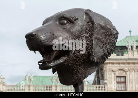 Chien. Cercle des animaux du zodiaque (chefs) par l'artiste contemporain chinois Ai Weiwei (2010) sur l'affichage dans les jardins du Belvédère à Vienne, Autriche. Banque D'Images