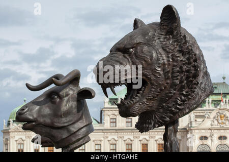 Tiger et OX. Cercle des animaux du zodiaque (chefs) par l'artiste contemporain chinois Ai Weiwei (2010) sur l'affichage dans les jardins du Belvédère à Vienne, Autriche. Banque D'Images