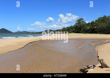 La plage de Palm Cove, une sortie du ruisseau paysage saison humide, avec de l'eau courante claire cuttiing grâce à l'étendue de sable au sud de la plage principale Banque D'Images