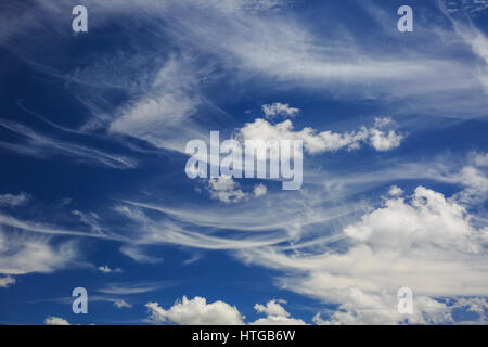 Cirrus et niveau plus bas nuages contre un ciel bleu. Banque D'Images