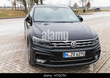 Hambourg, Allemagne - 10 Février 2017 : une photo de deuxième génération Volkswagen Tiguan, 4x4 R-Line. Véhicule multisegment compact noir VUM manufactur Banque D'Images