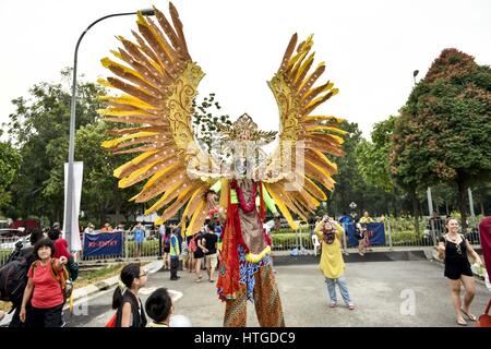 Kuala Lumpur, Malaisie. Mar 11, 2017. Costume homme photographié au cours de Garuda 9e édition de mon Balloon Fiesta. C'est chaque année un festival international de montgolfières à Kuala Lumpur, Malaisie, le 11 mars 2017 Crédit : Chris Jung/ZUMA/Alamy Fil Live News Banque D'Images