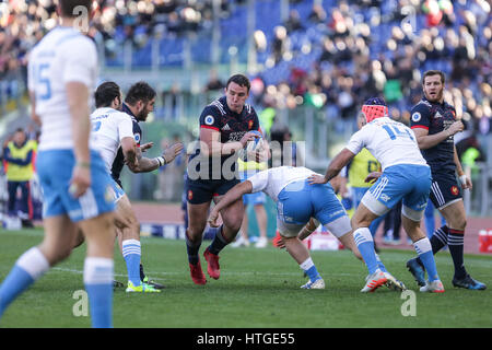 Rome, Italie. Mar 11, 2017. La France n.8 Louis Picamoles résiste à un plaquage dans le rugby match contre l'Italie au 6RBS crédit des Nations Unies : Massimiliano Carnabuci/Alamy Live News Banque D'Images