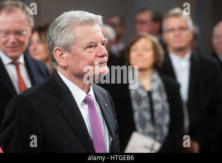 Hildesheim, Allemagne. Mar 11, 2017. Le président allemand Joachim Gauck à Saint Michael's Church à Hildesheim, Allemagne, 11 mars 2017. Les églises catholique et évangélique d'Allemagne célèbrent le 500e anniversaire de la réforme avec un service de réconciliation dans l'église. Photo : Julian Stratenschulte/dpa/Alamy Live News Banque D'Images