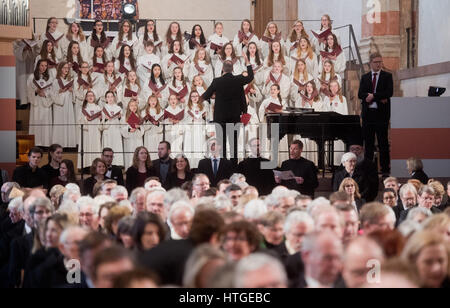 Hildesheim, Allemagne. Mar 11, 2017. A Girl's Choir à Saint Michael's Church à Hildesheim, Allemagne, 11 mars 2017. Les églises catholique et évangélique d'Allemagne célèbrent le 500e anniversaire de la réforme avec un service de réconciliation dans l'église. Photo : Julian Stratenschulte/dpa/Alamy Live News Banque D'Images