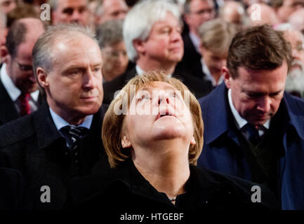 Hildesheim, Allemagne. Mar 11, 2017. La chancelière allemande Angela Merkel à Saint Michael's Church à Hildesheim, Allemagne, 11 mars 2017. Les églises catholique et évangélique d'Allemagne célèbrent le 500e anniversaire de la réforme avec un service de réconciliation dans l'église. Photo : Julian Stratenschulte/dpa/Alamy Live News Banque D'Images