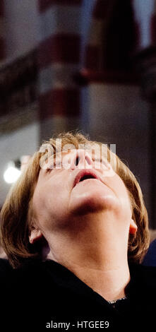 Hildesheim, Allemagne. Mar 11, 2017. La chancelière allemande Angela Merkel à Saint Michael's Church à Hildesheim, Allemagne, 11 mars 2017. Les églises catholique et évangélique d'Allemagne célèbrent le 500e anniversaire de la réforme avec un service de réconciliation dans l'église. Photo : Julian Stratenschulte/dpa/Alamy Live News Banque D'Images