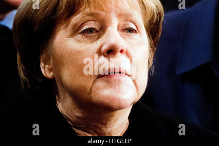 Hildesheim, Allemagne. Mar 11, 2017. La chancelière allemande Angela Merkel à Saint Michael's Church à Hildesheim, Allemagne, 11 mars 2017. Les églises catholique et évangélique d'Allemagne célèbrent le 500e anniversaire de la réforme avec un service de réconciliation dans l'église. Photo : Julian Stratenschulte/dpa/Alamy Live News Banque D'Images