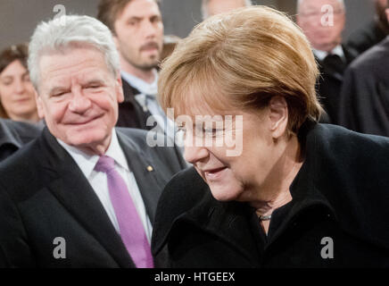 Hildesheim, Allemagne. Mar 11, 2017. Le président allemand Joachim Gauck et la chancelière Angela Merkel à l'église Saint-Michel à Hildesheim, Allemagne, 11 mars 2017. Les églises catholique et évangélique d'Allemagne célèbrent le 500e anniversaire de la réforme avec un service de réconciliation dans l'église. Photo : Julian Stratenschulte/dpa/Alamy Live News Banque D'Images