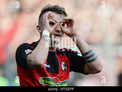 Maximilian Philipp de Fribourg célèbre le score 1:0 au cours de la Bundesliga match de foot entre Fribourg et 1899 Hoffenheim dans le Schwarzwald Stadium à Freiburg im Breisgau, Allemagne, 11 mars 2017. (CONDITIONS D'EMBARGO - ATTENTION : En raison de la lignes directrices d'accréditation, le LDF n'autorise la publication et l'utilisation de jusqu'à 15 photos par correspondance sur internet et dans les médias en ligne pendant le match.) Photo : Patrick Seeger/dpa Banque D'Images