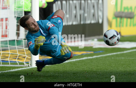 Hoffenheim gardien Oliver Baumann bloque un mort au cours de la Bundesliga match de foot entre Fribourg et 1899 Hoffenheim dans le Schwarzwald Stadium à Freiburg im Breisgau, Allemagne, 11 mars 2017. (CONDITIONS D'EMBARGO - ATTENTION : En raison de la lignes directrices d'accréditation, le LDF n'autorise la publication et l'utilisation de jusqu'à 15 photos par correspondance sur internet et dans les médias en ligne pendant le match.) Photo : Patrick Seeger/dpa Banque D'Images