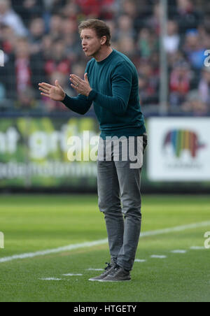 Hoffenheim coach Julian Nagelsmann gesticule au cours de la Bundesliga match de foot entre Fribourg et 1899 Hoffenheim dans le Schwarzwald Stadium à Freiburg im Breisgau, Allemagne, 11 mars 2017. (CONDITIONS D'EMBARGO - ATTENTION : En raison de la lignes directrices d'accréditation, le LDF n'autorise la publication et l'utilisation de jusqu'à 15 photos par correspondance sur internet et dans les médias en ligne pendant le match.) Photo : Patrick Seeger/dpa Banque D'Images