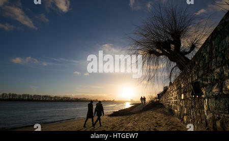 Hambourg, Allemagne. 10 Mar, 2017. Les promeneurs promenade le long de l'Elbe à Hambourg, Allemagne, 10 mars 2017. Photo : Christian Charisius/dpa/Alamy Live News Banque D'Images