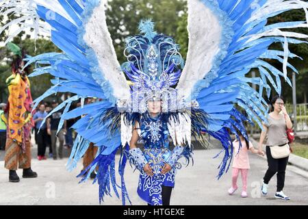 Kuala Lumpur, Malaisie. Mar 11, 2017. Une femme porte un costume de Garuda au 9ème édition de mon ballon Fiesta au cours de l'assemblée annuelle hot air balloon festival international de Kuala Lumpur. Crédit : Chris Jung/ZUMA/Alamy Fil Live News Banque D'Images