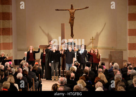 Hildesheim, Allemagne. Mar 11, 2017. Les jeunes participent à un service à Saint Michael's Church à Hildesheim, Allemagne, 11 mars 2017. Les églises catholique et évangélique d'Allemagne célèbrent le 500e anniversaire de la réforme avec un service de réconciliation dans l'église. Photo : Julian Stratenschulte/dpa/Alamy Live News Banque D'Images