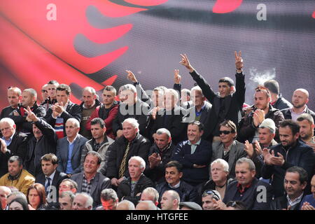 Tirana, Albanie, du 11 mars 2017. Rassemblement politique du Parti démocratique d'Albanie dans le cadre de la campagne électorale 2017 en Albanie : soutiens politiques dans la foule Banque D'Images