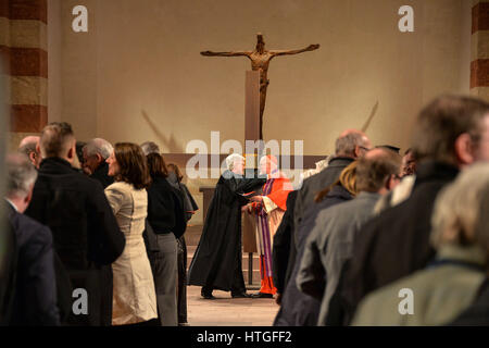 Hildesheim, Allemagne. Mar 11, 2017. Heinrich Bedford-Strohm (L), le chef du conseil de l'Evalgelical d'Allemagne (EKD), et le Cardinal Reinhard Marx, le président de la Conférence épiscopale allemande, dans l'église Saint-Michel à Hildesheim, Allemagne, 11 mars 2017. Les églises catholique et évangélique d'Allemagne célèbrent le 500e anniversaire de la réforme avec un service de réconciliation dans l'église. Photo : Julian Stratenschulte/dpa/Alamy Live News Banque D'Images