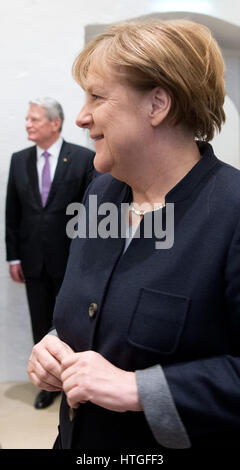 Hildesheim, Allemagne. Mar 11, 2017. Le président allemand Joachim Gauck et la chancelière allemande Angela Merkel arrive pour un service dans l'église Saint-Michel à Hildesheim, Allemagne, 11 mars 2017. Les églises catholique et évangélique d'Allemagne célèbrent le 500e anniversaire de la réforme avec un service de réconciliation dans l'église. Photo : Julian Stratenschulte/dpa/Alamy Live News Banque D'Images